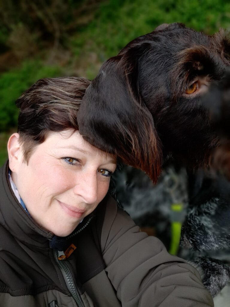 Marleen Porkert, Tierheilpraktikerin im Vogtland, mit ihrem Deutsch-Drahthaar-Hund